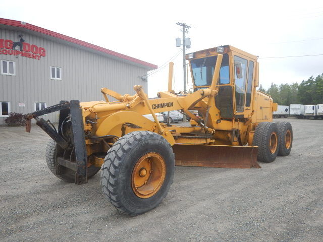 1990 Champion 730A grader. (NEW COMPLETE ENGINE OVERHAUL). Cummins 8.3L engine. 14' moldboard. Comes with scafire attachment and snow plow package. Good 17.5x25 radial snow tires. 10407 meter hours
Unit# 20-171